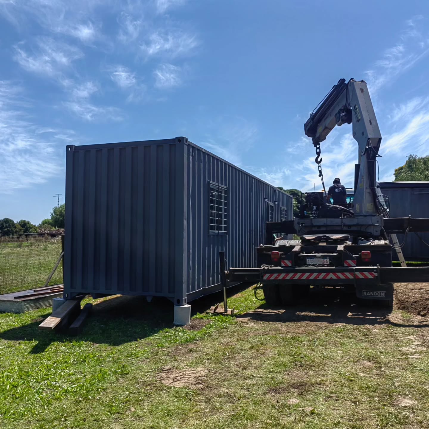 Equipo de CA CONTAINERS transformando contenedores en viviendas y oficinas en Uruguay